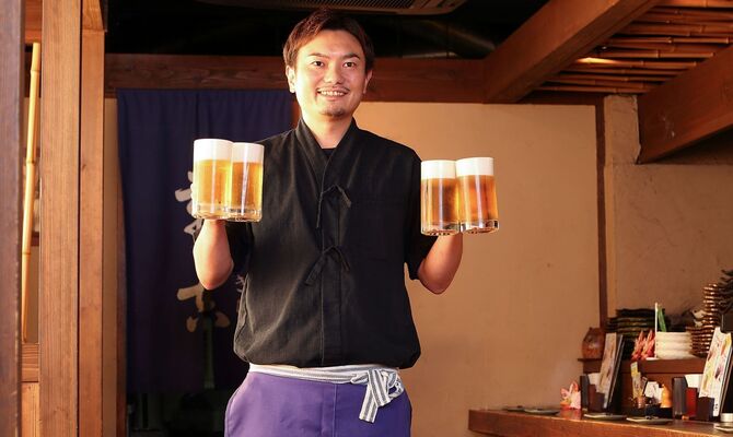 飲物を運ぶ男性スタッフ_R