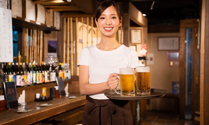 配膳する女性スタッフ_R