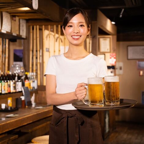 配膳する女性スタッフ_R