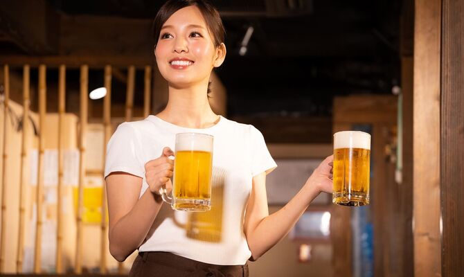 ビールを運ぶ女性スタッフ_R
